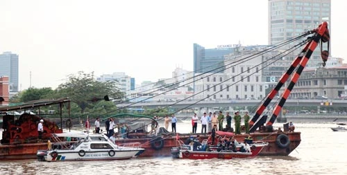 Chìm sà lan trên sông Sài Gòn