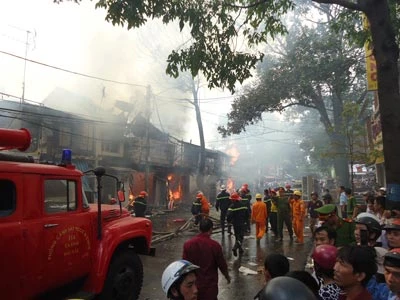 Đắk Lắk: Cháy lớn, hàng chục cửa hàng bị thiêu rụi