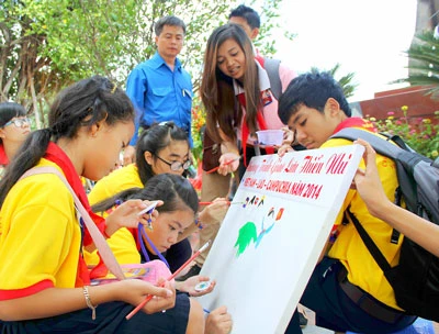 Giao lưu thiếu nhi 3 nước Việt Nam - Lào - Campuchia năm 2014