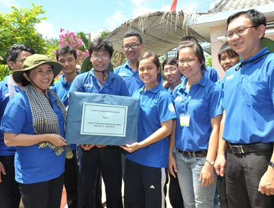 Lãnh đạo thành phố thăm chiến sĩ tình nguyện Mùa hè xanh TPHCM tại Quảng Ngãi