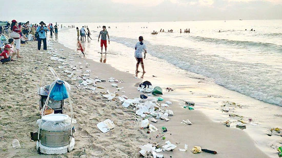 Bãi biển đầy rác