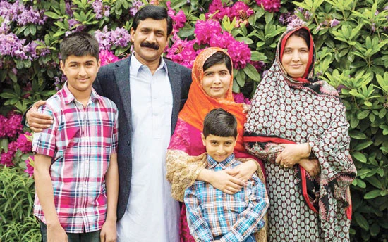 Mẹ của Malala bắt đầu học đọc và viết