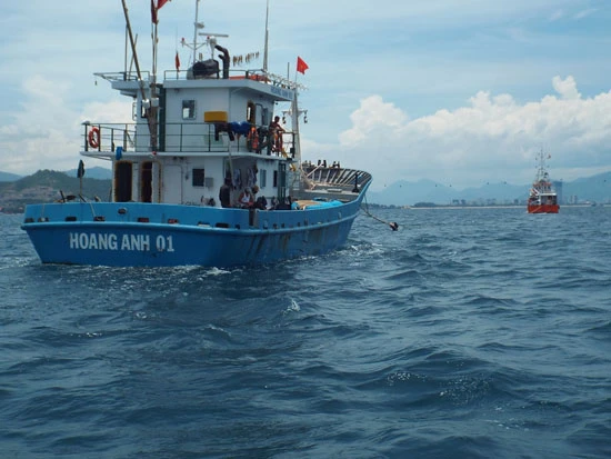 Cứu nạn tàu cá bị hỏng máy tại biển Trường Sa