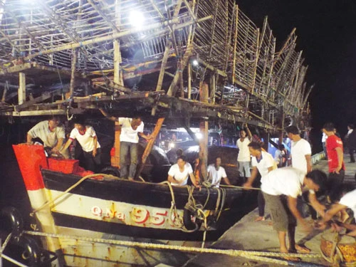32 ngư dân tàu cá Quảng Nam vào bờ an toàn