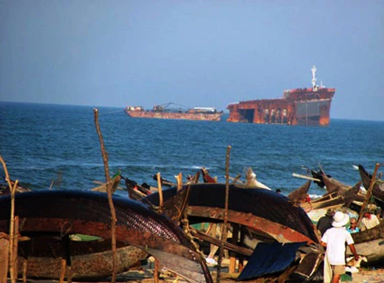 Thừa Thiên – Huế: Khẩn trương trục vớt thân tàu Onnekas One