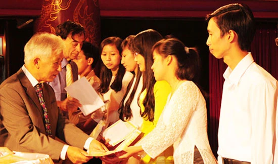 Thừa Thiên – Huế: Trao 208 suất học bổng Vallet cho học sinh, sinh viên