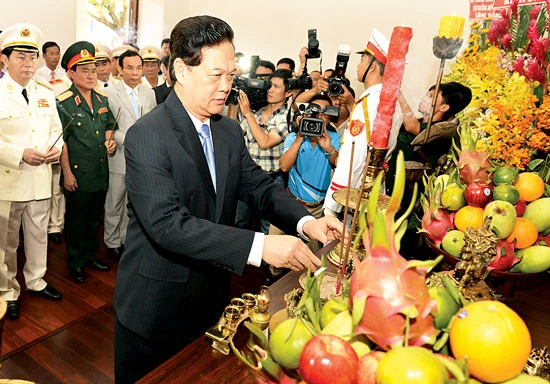Lãnh đạo Đảng, Nhà nước dâng hương, dâng hoa lên tượng đài Chủ tịch Hồ Chí Minh