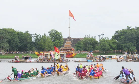 Tưng bừng lễ hội đua ghe trên sông Hương