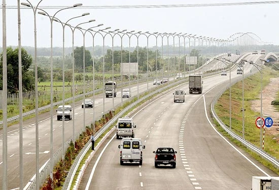 Đầu tư đường cao tốc ở Việt Nam: Giá cao ngất ngưởng!