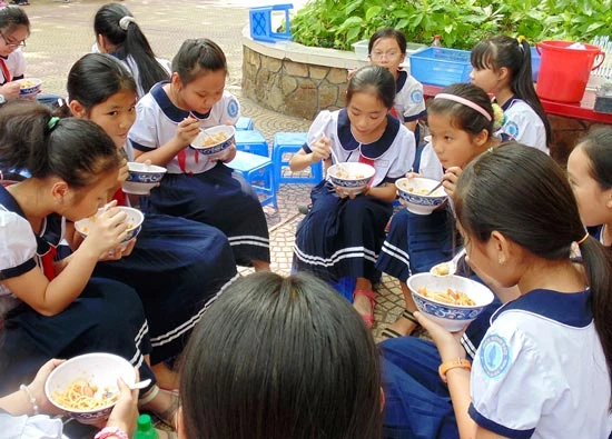 Bữa ăn bán trú ở trường tiểu học: Chưa thể yên tâm