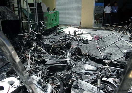 Cháy tại phòng giao dịch ngân hàng Vietinbank, thiêu rụi nhiều xe máy