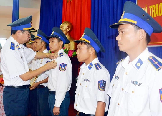 163 cán bộ, chiến sĩ Vùng Cảnh sát biển 2 nhận Huy hiệu Tuổi trẻ dũng cảm