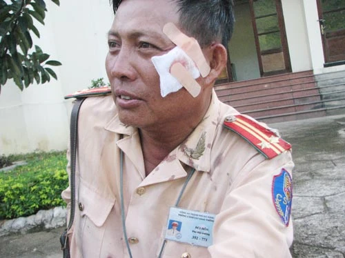 Đà Nẵng: Bị truy đuổi tái xế ép ngã xe CSGT rồi cố thủ trong cabin gần 5 giờ liền