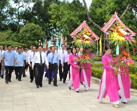 Đoàn đại biểu TPHCM dâng hương tưởng niệm Chủ tịch Hồ Chí Minh tại Khu Di tích Kim Liên