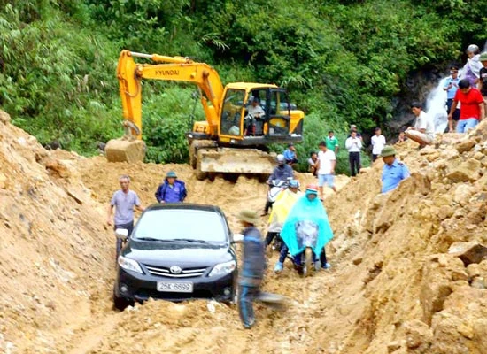 Lai Châu: Mưa lũ vùi lấp 100m đường quốc lộ 4D