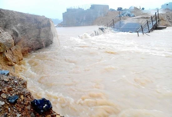 Hà Tĩnh: Mưa lớn làm sập cầu tạm, chia cắt tỉnh lộ 5