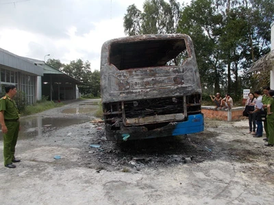 Cháy rụi một xe buýt ở Vĩnh Long