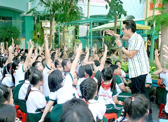 Kịch an toàn giao thông: Hấp dẫn trẻ thơ