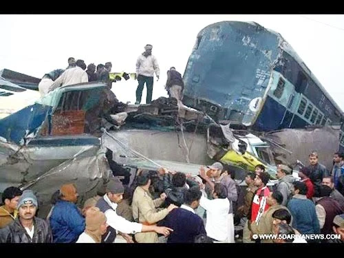 Ấn Độ: Hai tàu tốc hành đâm nhau, gần 50 người thương vong