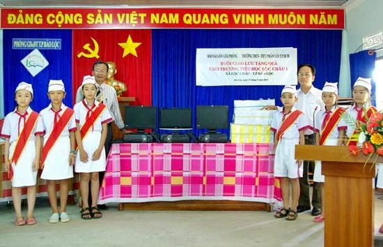 Tặng máy vi tính cho trường vùng sâu