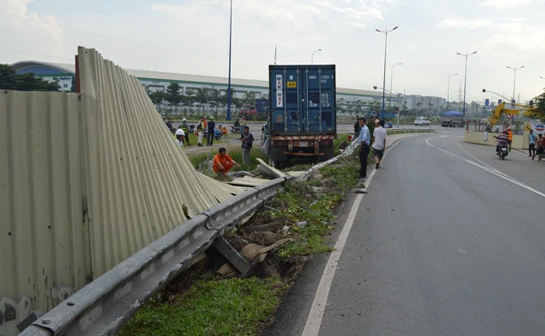 Mất lái, xe đầu kéo tông sập rào chắn