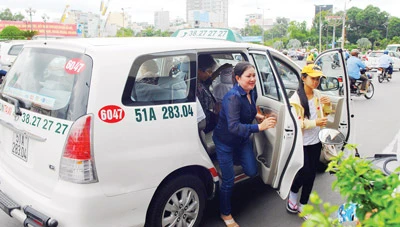 Taxi đưa đón khách ở bến bãi cố định: Phải có… thời gian chuẩn bị