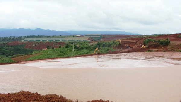 Khắc phục sự cố vỡ đê hồ thải quặng bauxite tại Lâm Đồng