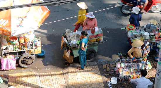 Vỉa hè không phải… sân riêng