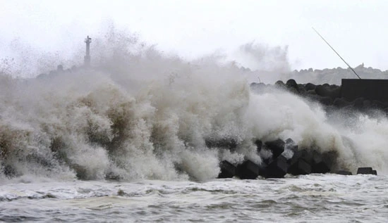 Bão Vongfong tấn công Nhật Bản, 94 người bị thương