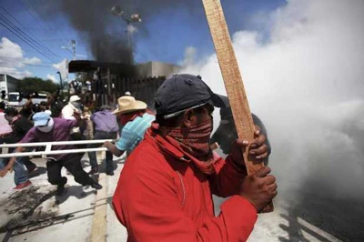 Mexico: Hàng trăm giáo viên và sinh viên đụng độ với cảnh sát