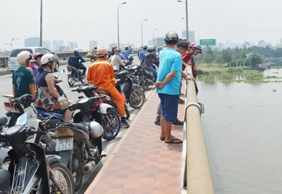 TPHCM: Hai người đàn ông nhảy xuống sông Sài Gòn tự vẫn