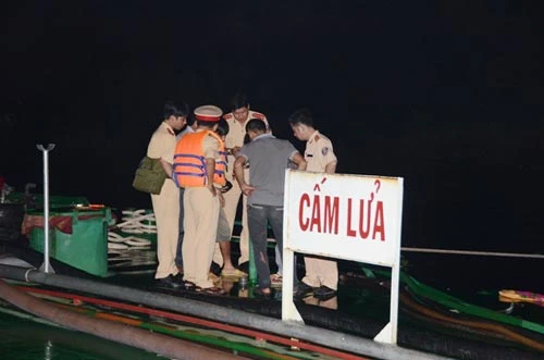 Nỗ lực tìm kiếm nạn nhân vụ tàu hàng đâm va sà lan chở xăng trên sông Sài Gòn