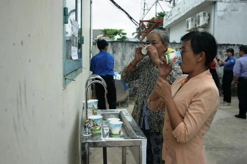 Tặng máy lọc nước sạch cho hộ gia đình khó khăn tại phường Chánh Phú Hòa, thị xã Bến Cát, tỉnh Bình Dương