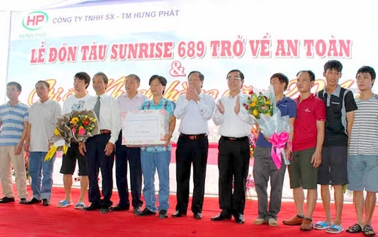 Đón các thủy thủ tàu Sunrise 689