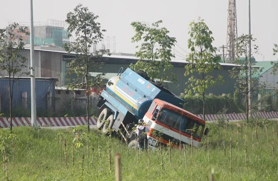 Xe bồn lao xuống đường dẫn cầu Phú Mỹ để tránh gây tai nạn