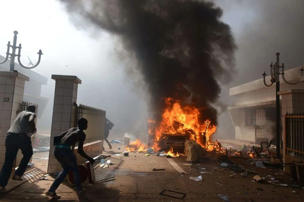 Burkina Faso: Người biểu tình tấn công tòa nhà quốc hội, đài truyền hình