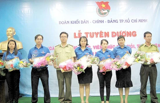 Tuyên dương 10 cán bộ, công chức, viên chức trẻ, giỏi, thân thiện