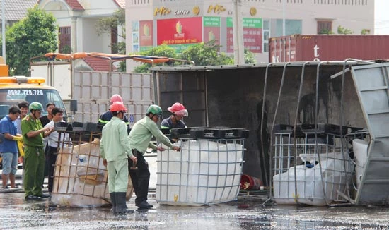 Xe tải lật, hàng ngàn lít axít bốc cháy