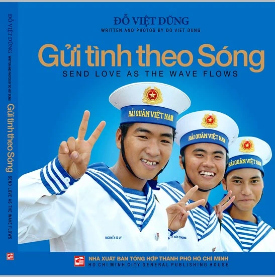 Sách ảnh Gửi tình theo sóng - Sau lưng các anh là đất mẹ