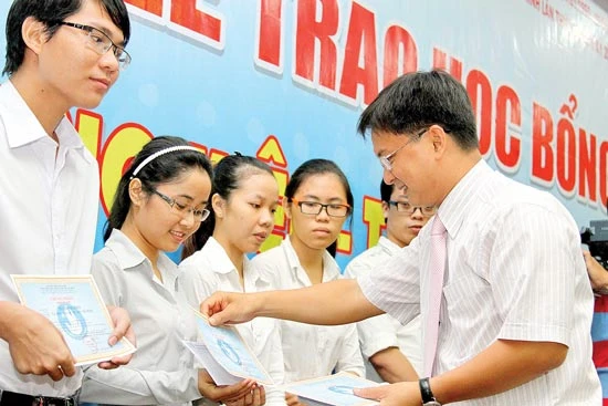 Trao 67 suất học bổng “Trung kiên - tiếp sức đến trường”