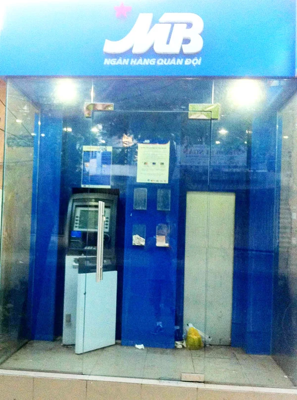 Trụ ATM bị phá trong đêm