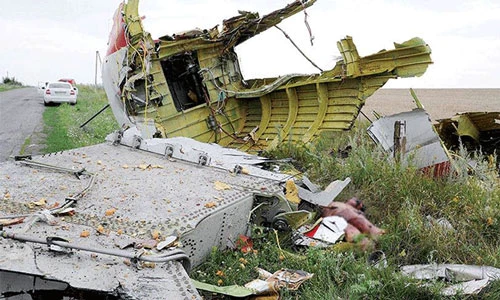 Bắt đầu thu dọn mảnh vỡ máy bay MH17