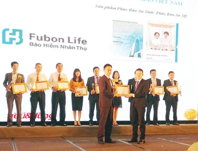 Nhận giải thưởng Tin & Dùng 2014: Fubon Life Việt Nam gặt hái niềm tin bằng phát triển bền vững