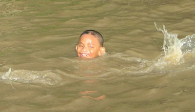 Bạc Liêu: Ngỡ ngàng cậu bé què quặt, mù, câm-điếc có thể bơi qua sông rộng