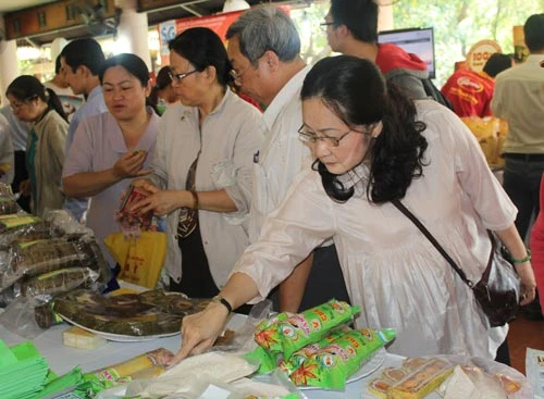 Ngày hội Tung hàng Tết Ất Mùi 2015