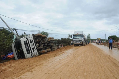 Kon Tum: Hai ô tô tải bị lật trên đường Hồ Chí Minh