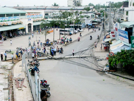 Cần Thơ: Dân hú vía vì cột điện trung thế ngã chắn ngang đường