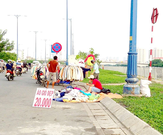 Chợ tự phát dưới lòng đường