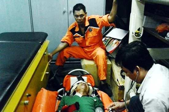 Tàu SAR 412 cứu nạn thành công ngư dân bị tai biến trên biển