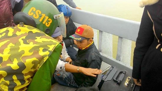 Thừa Thiên - Huế: Để con 9 tuổi giữa cầu rồi nhảy sông tự tử